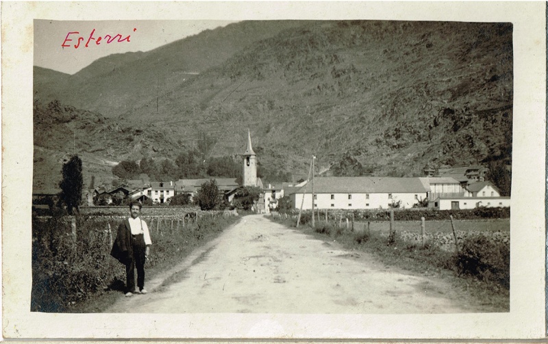 <p>Es veu un Sr a la ctra entrada al poble (jaqueta a la espatlla)</p>