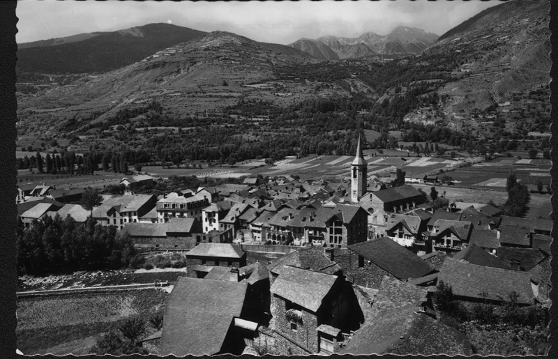 <p>Vista d'Esterri d'Àneu i el Tesso de Son al fons.</p>