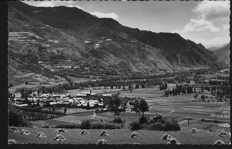 <p>Vista general d'Esterri d'Àneu des del camí cap a València d'Àneu</p>