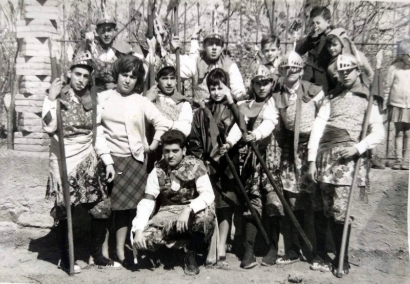 <p>Grup d’armats davant la paret de L’Hotel de Pep, amb nens d’Esterri. D’esquerra a dreta i de dalt a baix: Babot, Carlos de Tendenou, el nens Agusti de Pep , Peret de Teixidor i Gemma de Teixidor; Carlos de Miqueu, Lolita de Tauis, José Beny, noia de vacances de Setmana Santa, Jordi Frigola de Burgo (desconegut), Josep de l’Espardenyer, (ajupit) Jaumet de Gonoi</p>