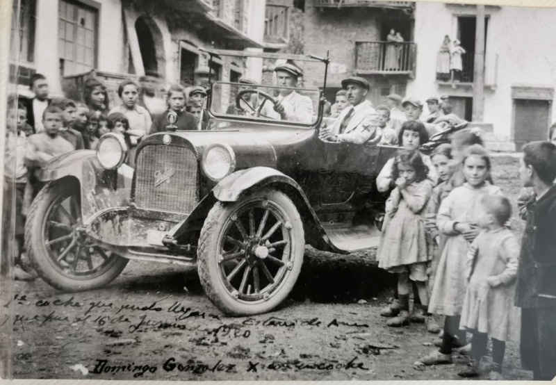 <p>Taxi núm 1 de Tremp, matricula 135 de Lleida, el conductor Ramón Colomina al costat d'aquest  Domingo Gonzàlez Matarredona, conctractista de les obres de la carretera.</p>