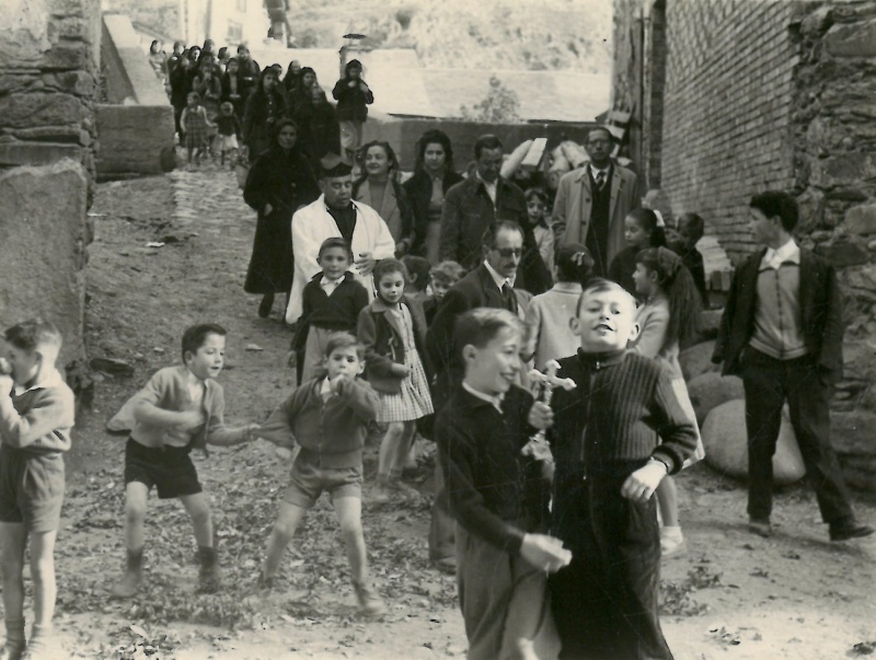 <p>Els escolans Xavier de La LLorença i Joan Massa que porten la creu ajuden a Mossèn Pegullà, LLuis de Tendenou estira del jersey de Cintet de l'espardenyer        </p>