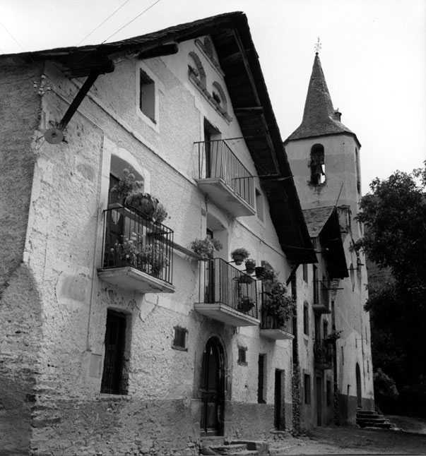 Casa Felip i Saldoni. Al fons l'església parroquial de Sant Esteve.