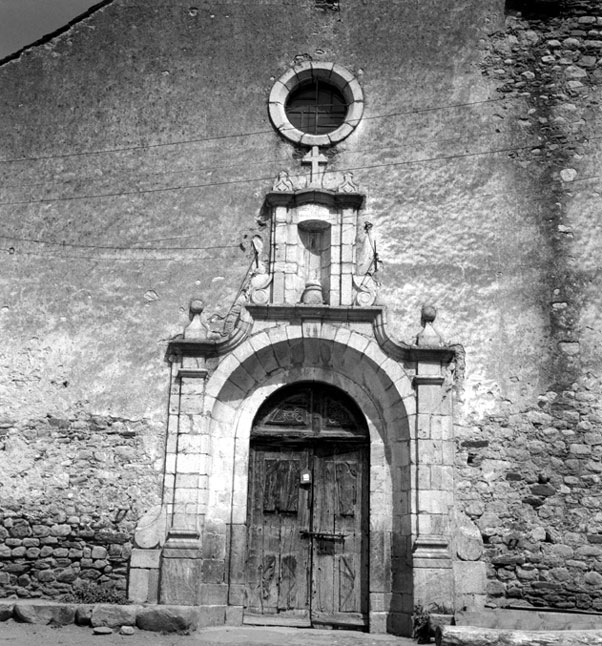 Portalada de l'església parroquial de la Immaculada.