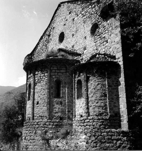 Absis de l'església romànica de Sant Joan falcat dins la llera de la Noguera Pallaresa.