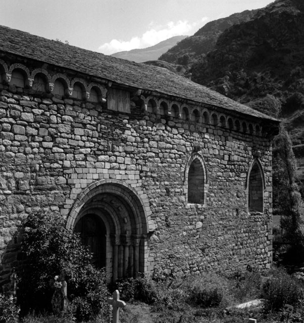 Façana de migdia de l'església de Sant Joan.