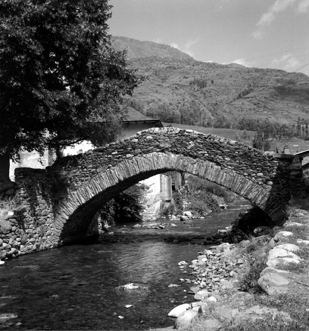 Pont de pedra al costat dels estudis i la mola.