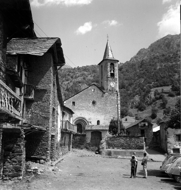 <p>Plaça major d'Alós i església parroquial de Sant Lliser.</p>