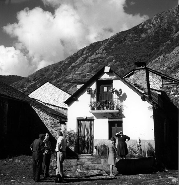 Casa el Moliner en un dels angles de la plaça de la Casalta.