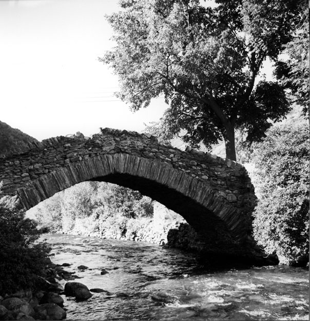 Pont romànic sobre un dels dos braços de la Noguera Pallaresa al seu pas per Isil.