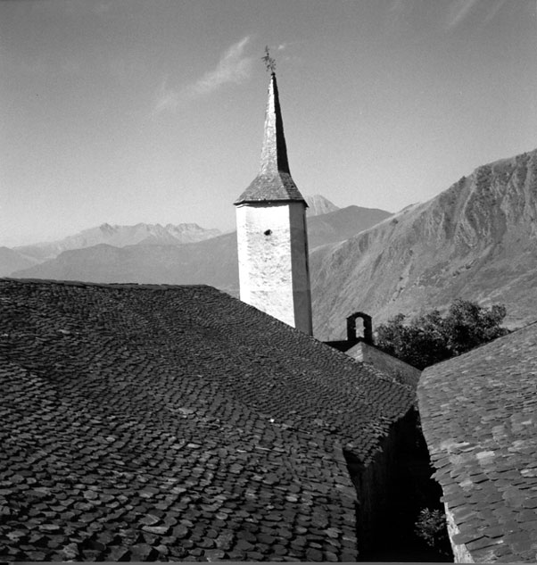 Ample llosat i campanar vuitavat de Sant Esteve. Al costat s'observa la primitiva espadanya d'abans de l'ampliació al segle XVIII.