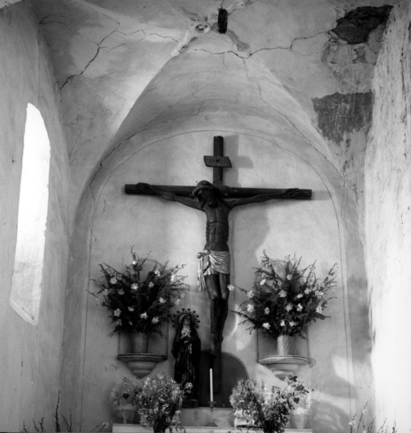 Crist de Sant Serni reubicat actualment en un altar lateral, única talla salvada de la crema durant la guerra civil.