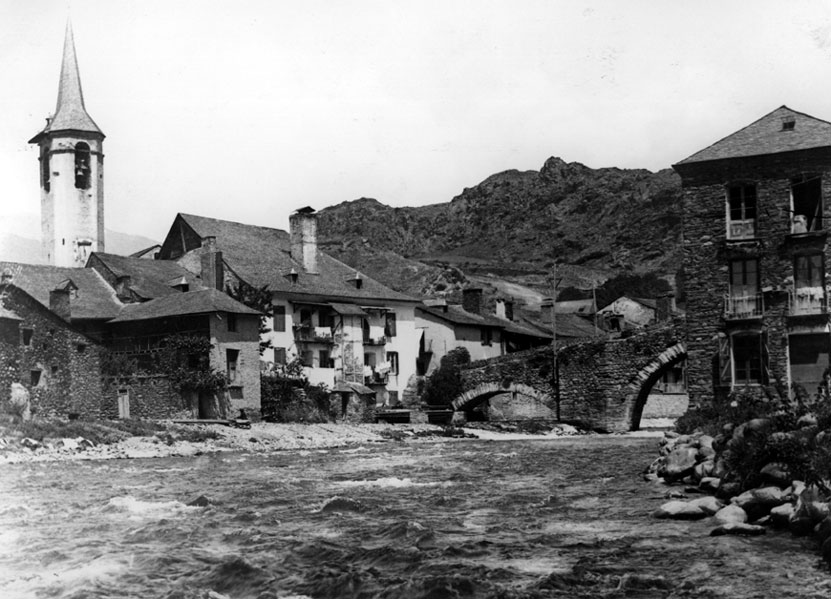 Vista d'Esterri. Al centre de la imatge, al costat del pont, antiga Casa del Tort d'Alòs, actuals Casa Isona i Casa Labitant.