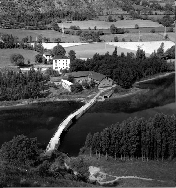 Vista general del llac, el pont, Casa Badia i les dependències agrícoles i ramaderes. Fotografia feta des del camí de Dorve.