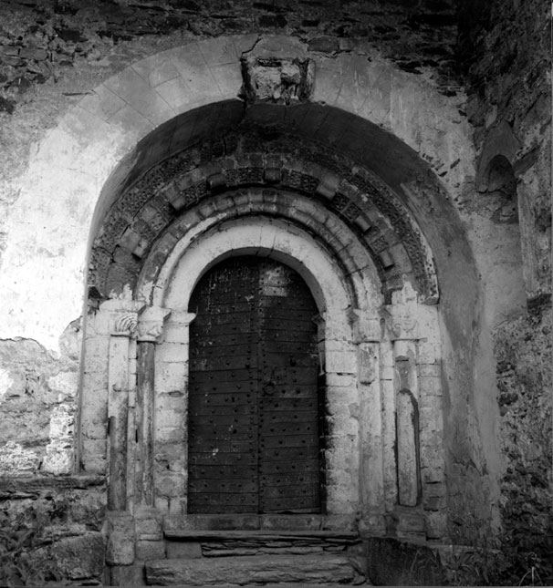 Portalada de l'església parroquial de Sant Llorenç.