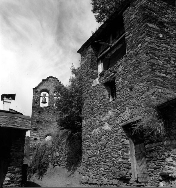 Església parroquial de Sant Sebastià, i en primer terme colomer de casa Perot.