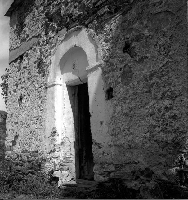 Porta d'entrada a l'església parroquial de Sant Sebastià.