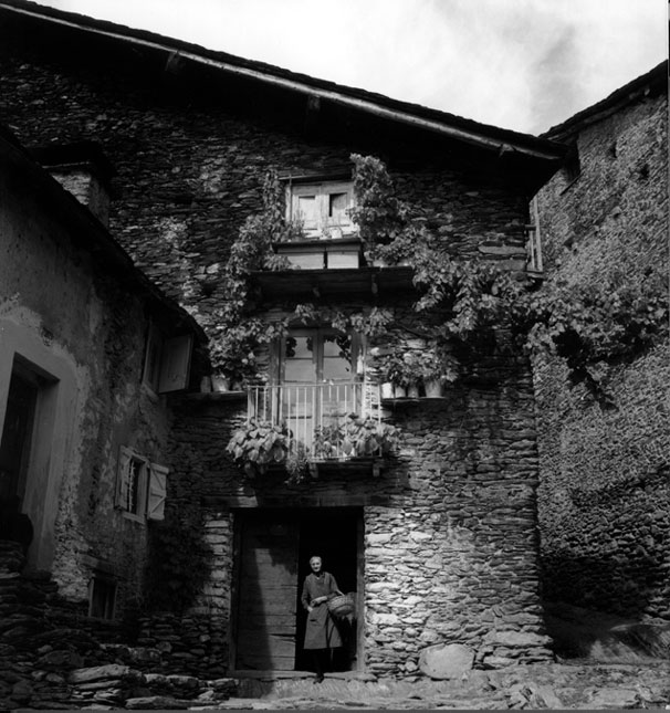 Casa Agneta a la plaça d'Estaron.