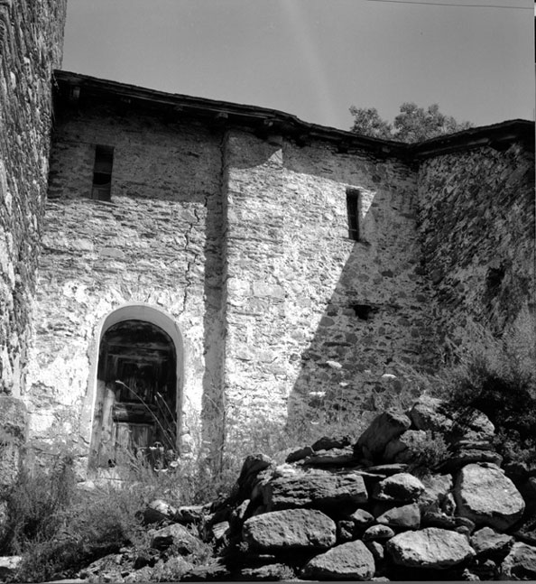 Vista parcial de la porta d'entrada a l'església parroquial de Sant Bartomeu.