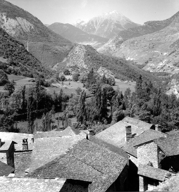 Dalt dels llosats del poble. Al fons la vall d'Espot.