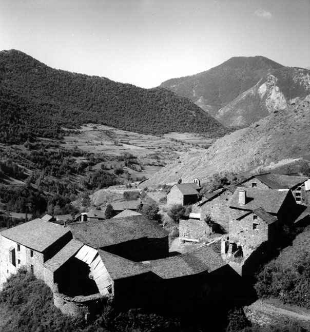 Vista general de Berrós Sobirà. En primer terme Casa Surp. Al fons l'església parroquial de Sant Quirze.