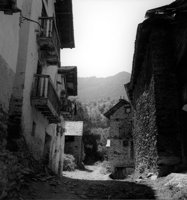 Carrer principal de Berrós Jussà.