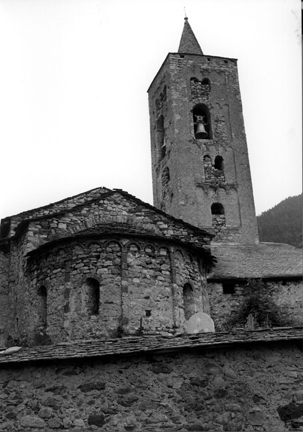 Campanar i absis de l'església parroquial dels Sants Just i Pastor.