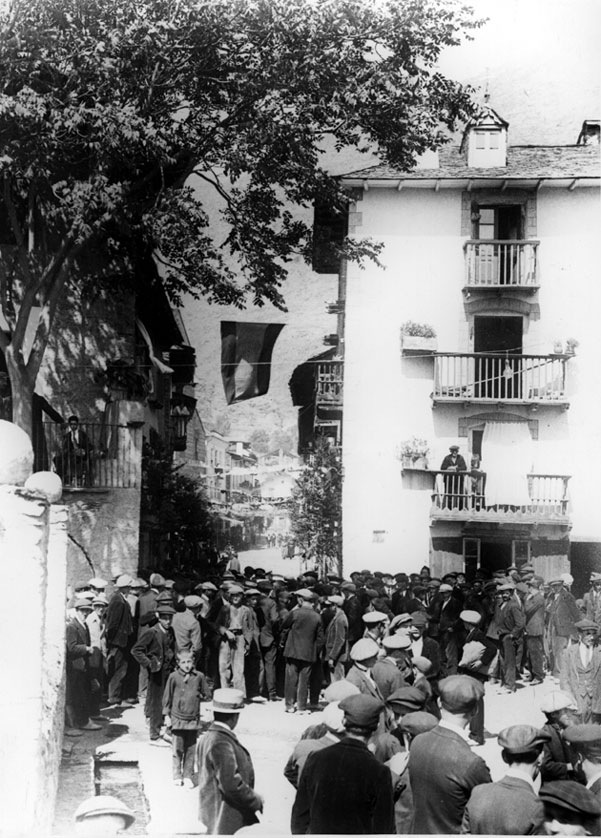 Inauguració de la carretera comarcal 147, al carrer Major d'Esterri. Casa Bigarret