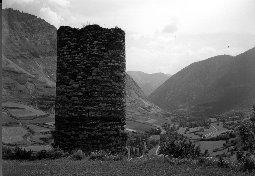 Torre de guaita dominant l'entrada de la vall. Restaurada a la dècada dels noranta del s.XX.