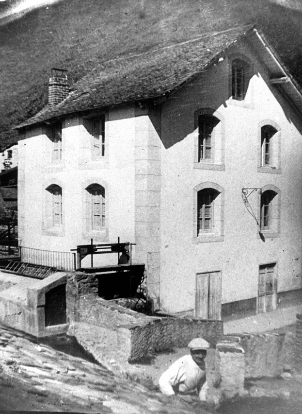 Vivenda i antiga central hidroelèctrica de Casa Claró, adquirida l'any 1932 per Julio Claró, que donà llum al poble fins l'any 1960, un cop instal·lada l'empresa Hidroelèctrica de Catalunya.