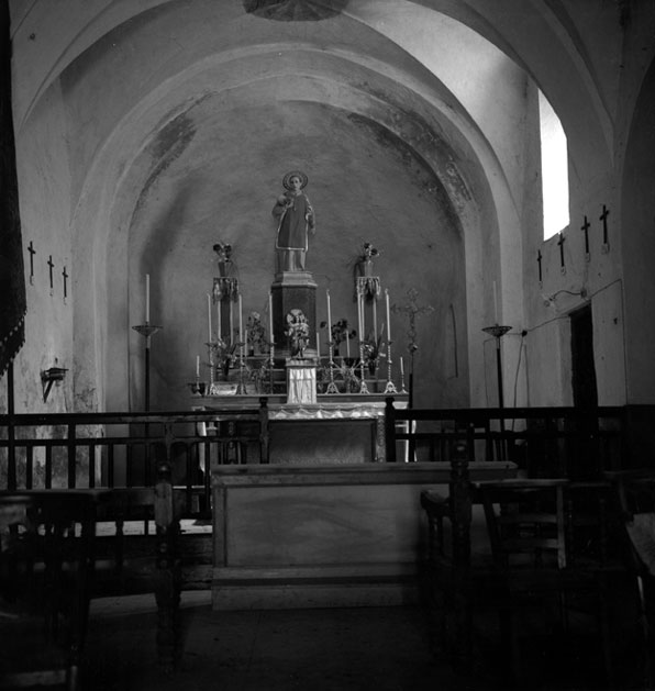 Interior senzill de l'altar major de l'església parroquial romànica de Sant Esteve.