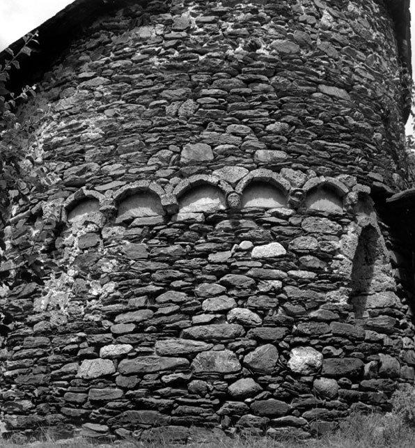 Arquets exteriors de l' absis de l'església de Sant Pere.