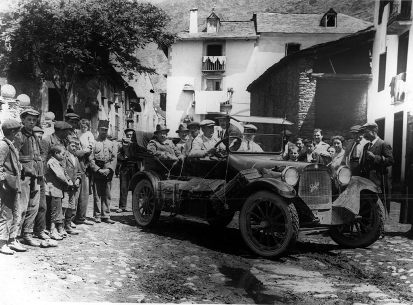 <p>Primer cotxe que va arribar a Esterri d'Àneu. Era el taxi de Tremp núm. 1, matrícula L-171 de Lleida. El conductor era Ramon Colomina, al costat del Xofer, Domingo Gonzàlez Matarredona, contractista de les obres de la carretera.</p>