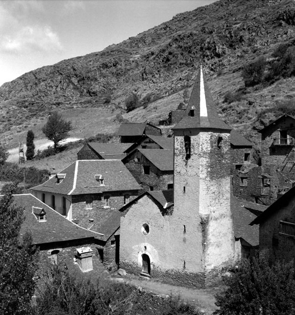 Vista parcial de Llavorre i de l'església parroquial de Sant Miquel. 