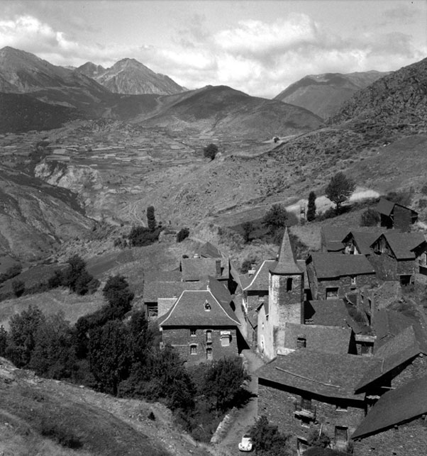 Vista general de Llavorre presidida pel campanar de l'església parroquial de Sant Miquel.