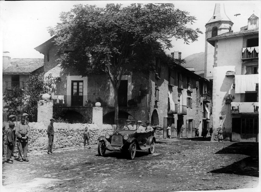 <p>Primer cotxe que va arribar a Esterri d'Àneu. Era el taxi de Tremp núm. 1, matrícula L-171 de Lleida. El conductor era Ramon Colomina.</p>