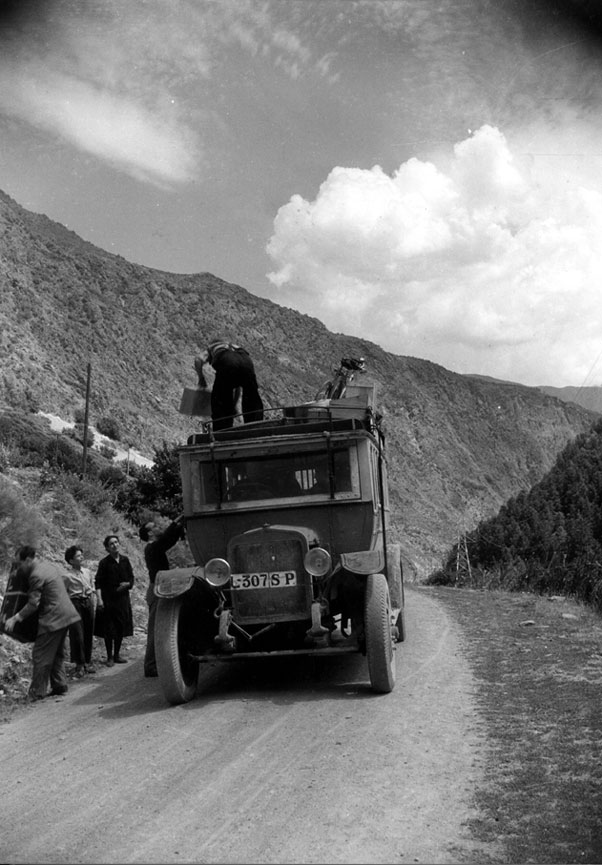 Parada de l'Alsina Graells al Port de la Bonaigua. Descàrrega de maletes i passatgers davant de Casa Sastrada.