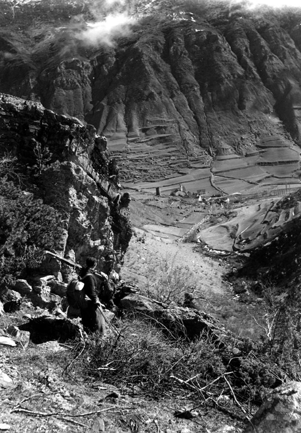 La vall d'Espot, la torre de guaita i el poble des del camí cap al refugi Josep M. Blanc.