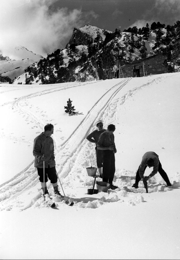 Estany Negre. Intentant trobar aigua. Refugi Josep M. Blanc.