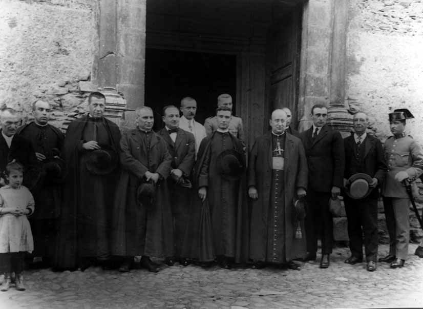 Visita del Bisbe d'Urgell. El segon a la dreta, al costat del guàrdia civil, és Josep Campi.