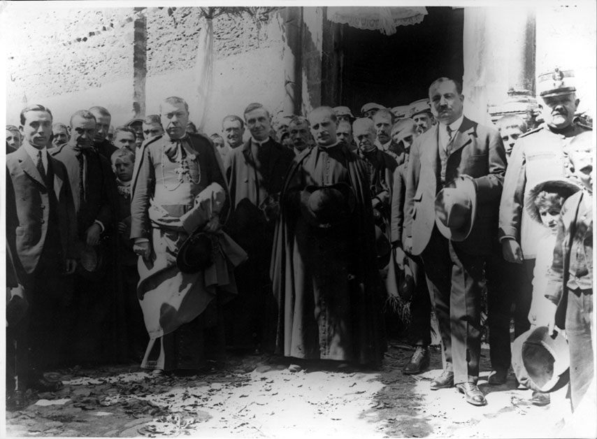 Visita del Bisbe d'Urgell. El primer per l'esquerra és l'alcalde Francesc Cases, de Casa Sansi d'Esterri d'Àneu.