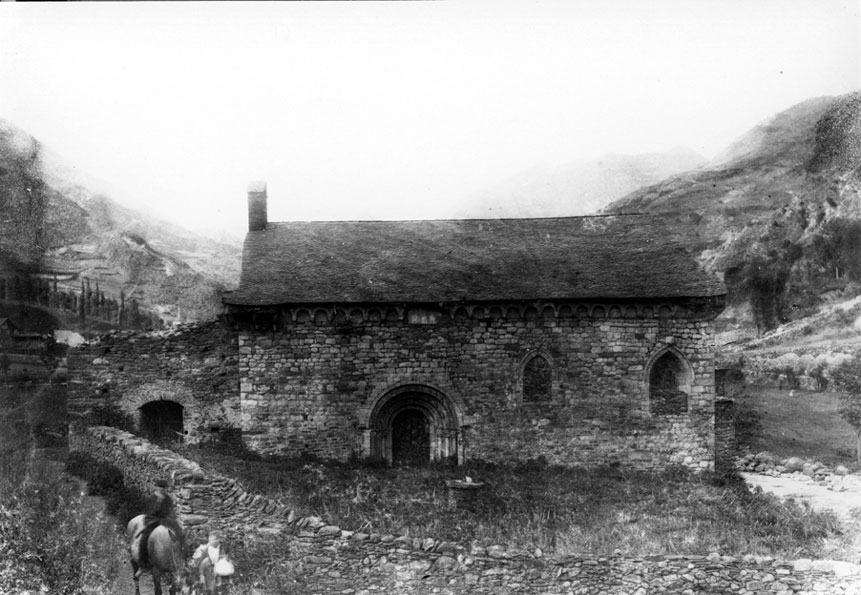 Església de Sant Joan. Romànica de transició al gòtic. Construïda al segle XII, segurament sobre un antic monestir benedictí.