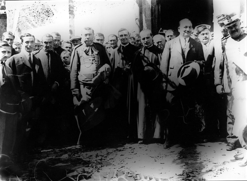 Visita del Bisbe d'Urgell. El primer per l'esquerra és l'alcalde Francesc Cases, de Casa Sansi d'Esterri d'Àneu.