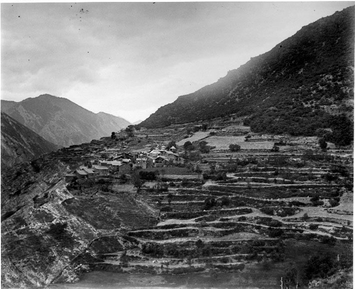 Vista general d'Estaron des del camí d'Aidí.