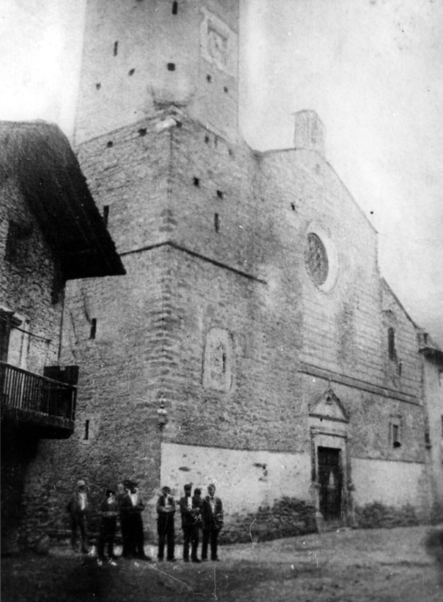 Església parroquial de Sant Vicenç. A mà esq., casa Pellegri.