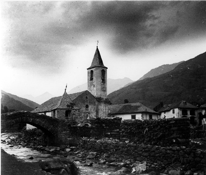 Església parroquial de la Immaculada d'Isil. De construcció barroca, any 1771. A mà esquerra comunidor de coberta piramidal que s'endugué l'aiguat de 1937.