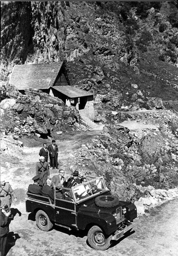 Inauguració de la nova ermita de Sant Maurici. Franco en surt. 