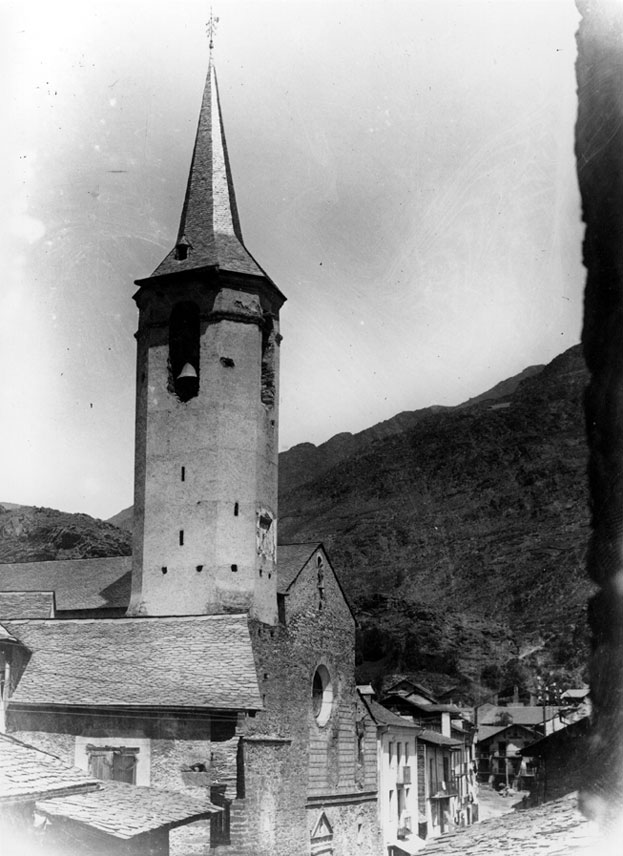 Primer pla de l'església parroquial de Sant Vicenç i altres cases del carrer Major.