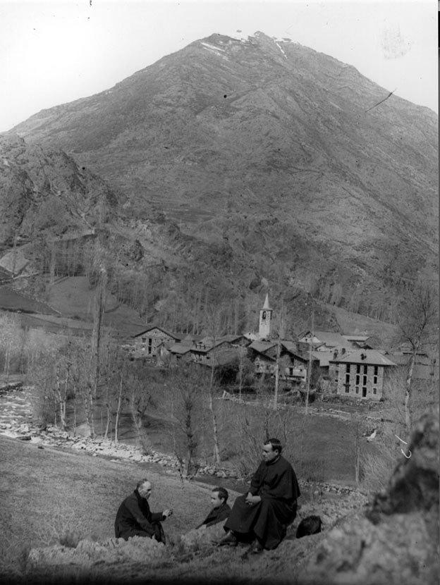 Vista general del poble. En primer terme, grup de capellans.