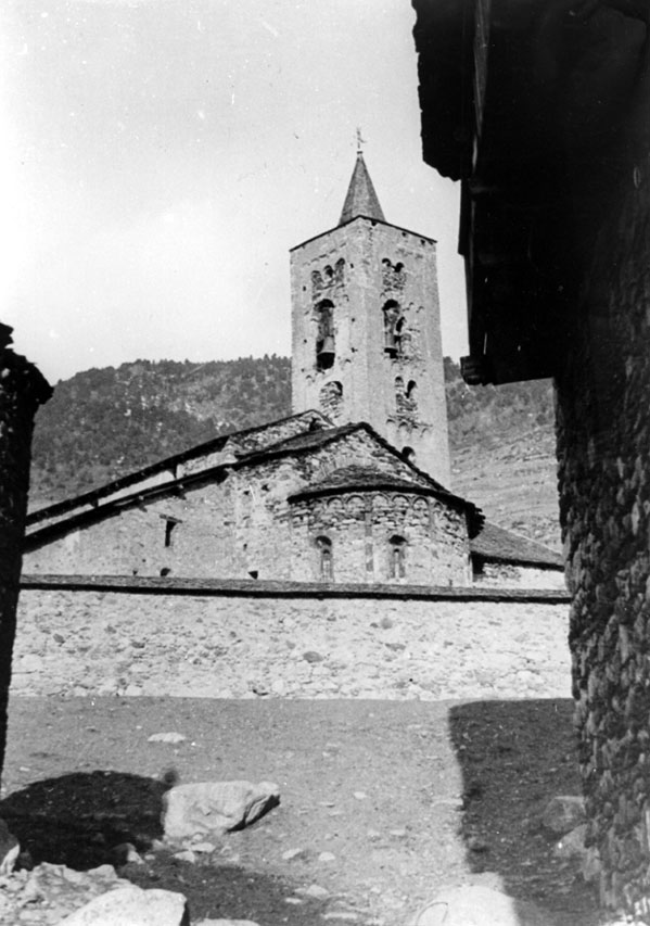 Campanar i àbsis de l'església dels Sants Just i Pastor de Son.